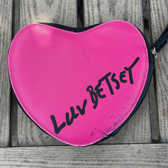 Betsey Johnson Luv Betsey Fushia Heart Wristlet - Picture 3 of 11